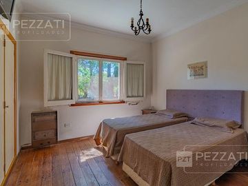 Finca en plena ciudad en excelente estado. Sobre 1750 mts2 de tierra.  Zona R4. Apto vivienda o varios rubros comerciale