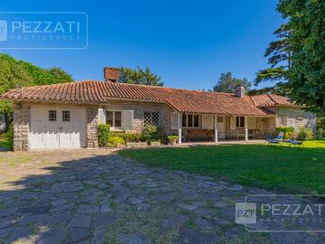 Finca en plena ciudad en excelente estado. Sobre 1750 mts2 de tierra.  Zona R4. Apto vivienda o varios rubros comerciale
