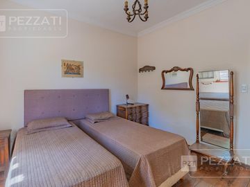 Finca en plena ciudad en excelente estado. Sobre 1750 mts2 de tierra.  Zona R4. Apto vivienda o varios rubros comerciale