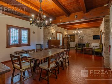 Finca en plena ciudad en excelente estado. Sobre 1750 mts2 de tierra.  Zona R4. Apto vivienda o varios rubros comerciale