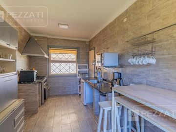 Finca en plena ciudad en excelente estado. Sobre 1750 mts2 de tierra.  Zona R4. Apto vivienda o varios rubros comerciale