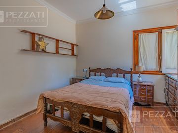 Finca en plena ciudad en excelente estado. Sobre 1750 mts2 de tierra.  Zona R4. Apto vivienda o varios rubros comerciale