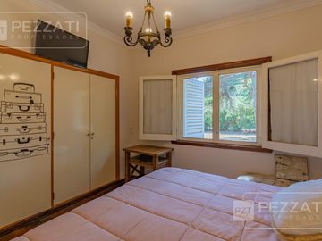 Finca en plena ciudad en excelente estado. Sobre 1750 mts2 de tierra.  Zona R4. Apto vivienda o varios rubros comerciale
