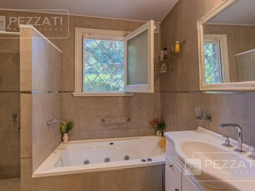 Finca en plena ciudad en excelente estado. Sobre 1750 mts2 de tierra.  Zona R4. Apto vivienda o varios rubros comerciale