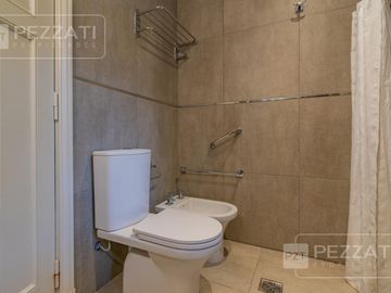 Finca en plena ciudad en excelente estado. Sobre 1750 mts2 de tierra.  Zona R4. Apto vivienda o varios rubros comerciale