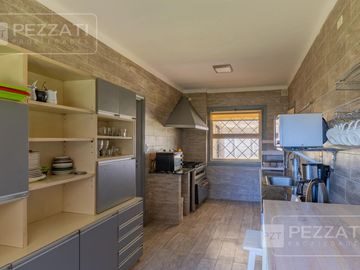 Finca en plena ciudad en excelente estado. Sobre 1750 mts2 de tierra.  Zona R4. Apto vivienda o varios rubros comerciale