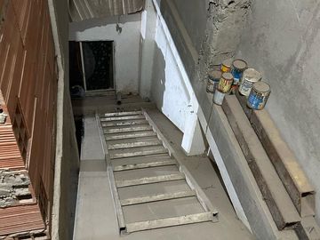 VENDE CASA A TERMINAR CON OFICINAS