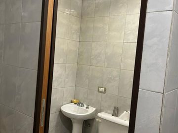 VENDE CASA A TERMINAR CON OFICINAS