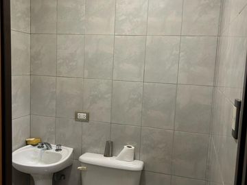 VENDE CASA A TERMINAR CON OFICINAS