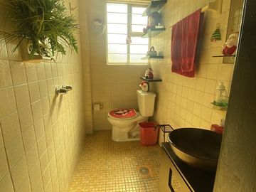 CASA EN VENTA SANTA CLARA, EN ESQUINA, CUENTA CON LOCALES.