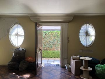 Casa como terreno en triángulo dorado.