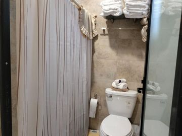 Casa en Venta, 4 recamaras en el Refugio, 5 minutos de la Anahuac