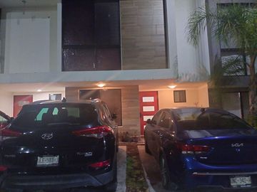 Casa en Venta, 4 recamaras en el Refugio, 5 minutos de la Anahuac