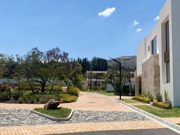 Casa de lujo en venta, acabados de primera con patio amplio, Sector La Cerámica - Cumbayá