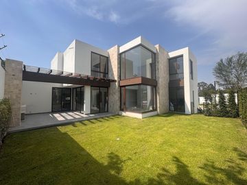 Casa de lujo en venta, acabados de primera con patio amplio, Sector La Cerámica - Cumbayá