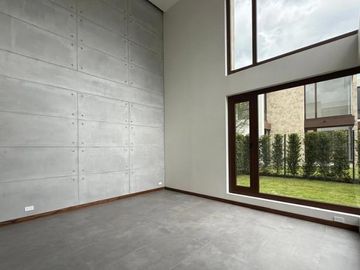 Casa de lujo en venta, acabados de primera con patio amplio, Sector La Cerámica - Cumbayá