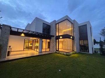 Casa de lujo en venta, acabados de primera con patio amplio, Sector La Cerámica - Cumbayá