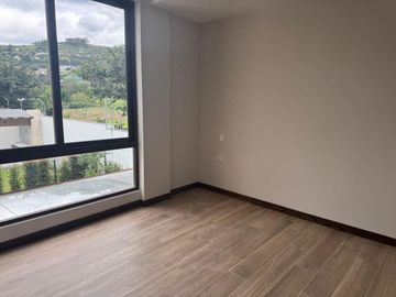 Casa de lujo en venta, acabados de primera con patio amplio, Sector La Cerámica - Cumbayá