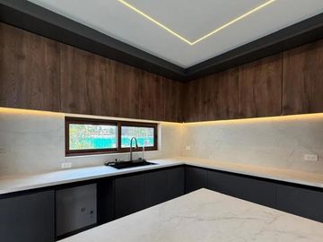 Casa de lujo en venta, acabados de primera con patio amplio, Sector La Cerámica - Cumbayá