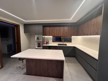 Casa de lujo en venta, acabados de primera con patio amplio, Sector La Cerámica - Cumbayá