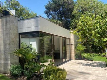 Casa de lujo en venta, acabados de primera con patio amplio, Sector La Cerámica - Cumbayá