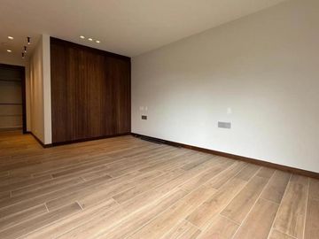 Casa de lujo en venta, acabados de primera con patio amplio, Sector La Cerámica - Cumbayá