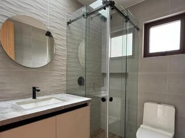 Casa de lujo en venta, acabados de primera con patio amplio, Sector La Cerámica - Cumbayá