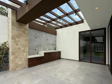Casa de lujo en venta, acabados de primera con patio amplio, Sector La Cerámica - Cumbayá