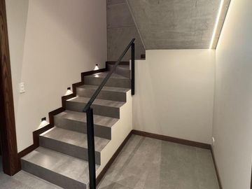 Casa de lujo en venta, acabados de primera con patio amplio, Sector La Cerámica - Cumbayá
