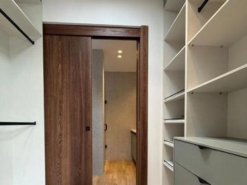 Casa de lujo en venta, acabados de primera con patio amplio, Sector La Cerámica - Cumbayá