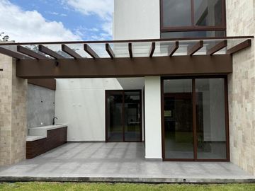 Casa de lujo en venta, acabados de primera con patio amplio, Sector La Cerámica - Cumbayá