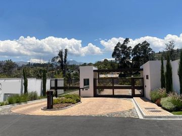 Casa de lujo en venta, acabados de primera con patio amplio, Sector La Cerámica - Cumbayá
