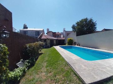 Alquiler espléndida casa, quincho, pileta Banfield