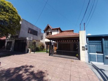 Alquiler espléndida casa, quincho, pileta Banfield