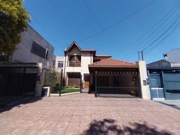 Alquiler espléndida casa, quincho, pileta Banfield