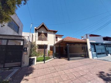 Alquiler espléndida casa, quincho, pileta Banfield