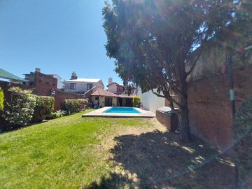 Alquiler espléndida casa, quincho, pileta Banfield