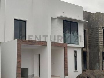Venta casa de estreno, vía Salitre.