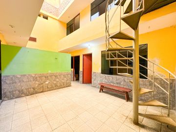 VENTA DE CASA DE TRES PISOS EN VENTANILLA ALTA