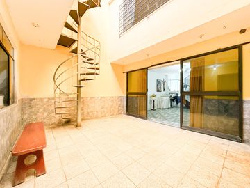 VENTA DE CASA DE TRES PISOS EN VENTANILLA ALTA