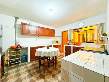 VENTA DE CASA DE TRES PISOS EN VENTANILLA ALTA