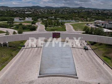 Venta de casa nueva con 4 habitaciones, una en PB con cuarto de servicio en zona residencial con acabados de lujo y Lago. - (3)