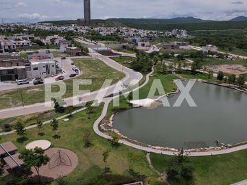 Venta de casa nueva con 4 habitaciones, una en PB con cuarto de servicio en zona residencial con acabados de lujo y Lago. - (3)