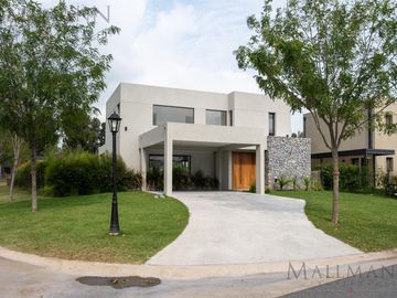 Casa venta a Estrenar Santo Tomas, Derqui, Pilar - Mallmann propiedades