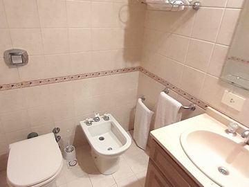 VICENTE LOPEZ -  IMPECABLE  DEPARTAMENTO DE 2 AMB CON BALCÓN!