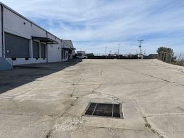 Nave con transformador y techo con  insolación