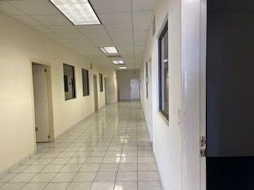 Nave con transformador y techo con  insolación