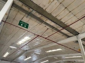 Nave con transformador y techo con  insolación