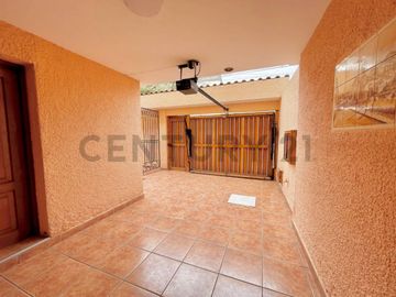 Venta de Casa en Surco | 2 Pisos + Azotea | Ubicación Estratégica