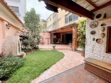 Venta de Casa en Surco | 2 Pisos + Azotea | Ubicación Estratégica